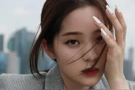 欧阳娜娜时尚写真，身着灰色西装，可爱俏皮的娜比真是百看不腻图片