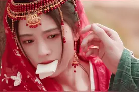 鞠婧祎拍戏迷惑行为，剧中穿丧服还点花钿，唇红妆浓像是参加婚礼图片