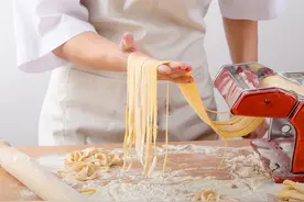 农家小院的面条机 电动滚轮 看她如何压出新鲜的面条图片