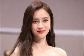 杨颖化身美人鱼，海边秀美背撩人十足，粉丝：是心动吗图片