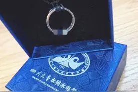 量身定做！定制饮料、定制戒指项链，近日每位川大毕业学子都收到了专属礼物！图片