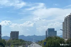 丝绒般的白云霸屏北京夏日蓝天图片
