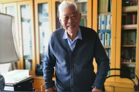 两位武汉报人用手中的笔和相机定格那段烽火岁月，记录者：战场比电影《上甘岭》更残酷图片