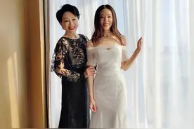 57岁王姬好惊艳！穿黑色蕾丝裙优雅大方，母女同框气质比女儿好图片
