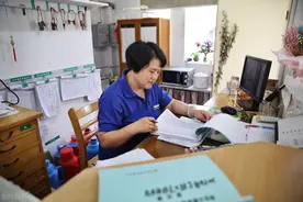 小区扫地阿姨年收入近百万，你看不起的角落里，别人闷声发大财图片