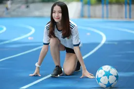 足球宝贝蓝色跑道主题拍摄图片