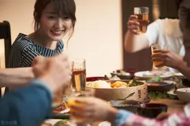 如果一个人敬酒的时候一圈人都敬过，唯独不敬你，你会怎么办？图片