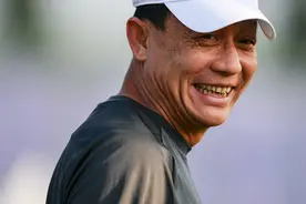 王宝山迎来上任后带队首训，笑对镜头自信洋溢图片