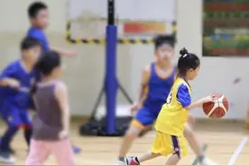 孙俪夸女儿篮球打得好，身穿23号球衣，未来的体育明星图片