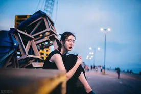 故事：小5岁帅哥向我表白，被他骤然吻住后，我招架不住怦然心动图片
