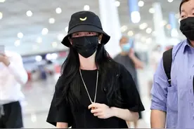 傅菁现身机场，黑色短袖搭短裤，运动鞋和渔夫帽舒服自由图片