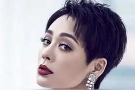 宁静路遇粉丝尴尬捂脸！对方年龄可当她女儿，却拉横幅当面称妈妈图片