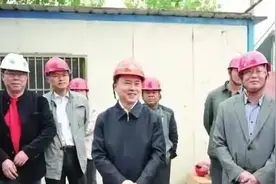 各位领导，到工地请戴好安全帽！拒绝形式主义！图片