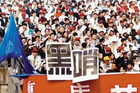 足球裁判龚建平葬礼，因黑哨入狱千人悼念，妻子喊冤扬言“报仇”图片