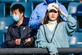大连战石家庄，球迷们看台观赛助威，美女球迷引人瞩目图片