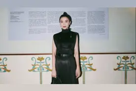 小宋佳穿蕾丝裙亮相，40岁五官中性气质飒爽，穿衣却越来越妩媚图片