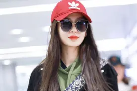 杨颖气质真不赖，穿朴素的黑色运动装，还是那么抢眼又时尚图片