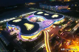 航拍三亚国际免税城夜幕之下流光溢彩似蝴蝶翩翩图片
