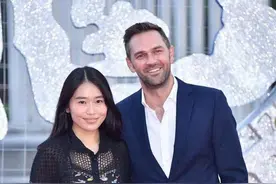张艺谋女儿携外国老公亮相，一袭印花连衣裙气场强大，老公帅爆了图片