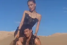 44岁何润东肩扛老婆拍大片，不惧烈日坚持两小时，出汗到反光图片
