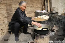 河南90岁老奶奶独居老戏台，每次吃饭前必做一件事，看她要做啥图片