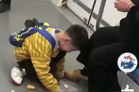 女孩夺下他人的桔子霸气扔进垃圾桶，路人：你和那两个孩子一样棒图片