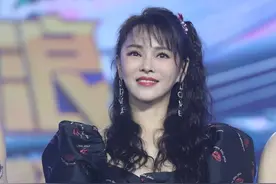 伊能静装扮好奇怪，穿两截式套裙，上半身像男人下半身似少女图片