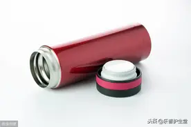 保温杯变“索命杯”！央视曝光：用这种杯喝水，喝的是“毒水”图片