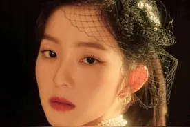 油画少女裴珠泫，穿红丝绒吊带裙扎高马尾，一举一动美如画图片