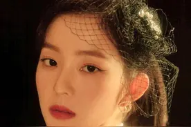裴珠泫晒复古性感照，戴珍珠项链与薄纱发饰，宛如油画少女图片