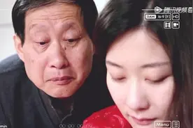三人挤27㎡单间，父女尴尬同睡，头顶就是厕所，排污水泄漏臭死人图片