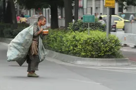 一钵千家饭，孤身万里游，这个要饭的胖子被认为是未来佛的化身图片
