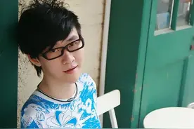 2008年，用脚弹钢琴给刘德华伴奏的达人秀冠军刘伟，今怎样了？图片