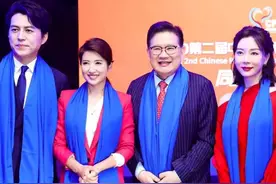 北京台一姐春妮晒照，合影陈数靳东，靳东却与俩美女不像一辈人？图片