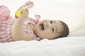 宝宝睡醒后如果是这2种反应，代表宝宝智商高性格好，妈妈偷着笑图片