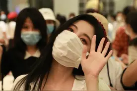 鞠婧祎戴口罩显脸小，热情和粉丝打招呼图片