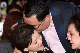杨澜携老公出席活动，穿黑裙配丝巾真优雅，被老公当众吻脸太甜了图片