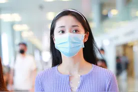 街拍：周洁琼现身机场，穿紫衫配休闲裤搭时尚凉鞋，尽显甜美可爱图片