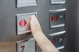 小小电梯方寸空间，文明礼仪学问不浅图片