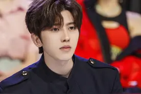 青春有你2：评委席上制服风的蔡徐坤，认真帅气又可爱图片