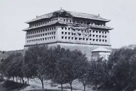 老照片：清朝灭亡后男人不剪发辫，这位旗人妇女长相不一般图片