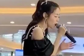 好心酸！首届超女冠军安又琪现身县城商演，再唱名曲却无人听图片
