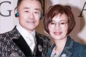 周立波小6岁老婆贵妇范十足！印花旗袍搭皮草坎肩，不要太优雅图片