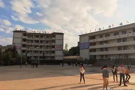 一所农村高中，毕业后班上学生的真实生活现状，这差距让人感叹图片