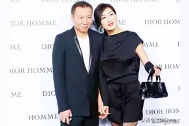 孟广美带大7岁老公现身，短裙丝袜太惊艳，大叔老公一脸岁月痕迹图片