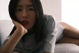 刘雯久违营业秀身材，穿连体泳衣身材单薄撑不满，超模腿太养眼图片