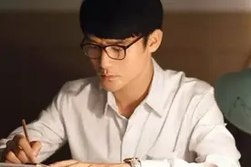 都有高颜值，同是大器晚成型演员，为何靳东与王凯的差距越来越大图片