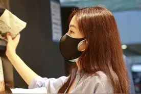 张含韵简直太少女了，蓝色衬衫搭牛仔裙，肤白貌美根本不像是31岁图片