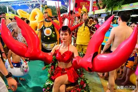 美女扮小龙虾男人赤膊上阵，水上公园千人消暑，现场嗨翻图片