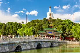 北海公园与中海、南海合称三海，是目前最悠久最完整的皇家园林图片